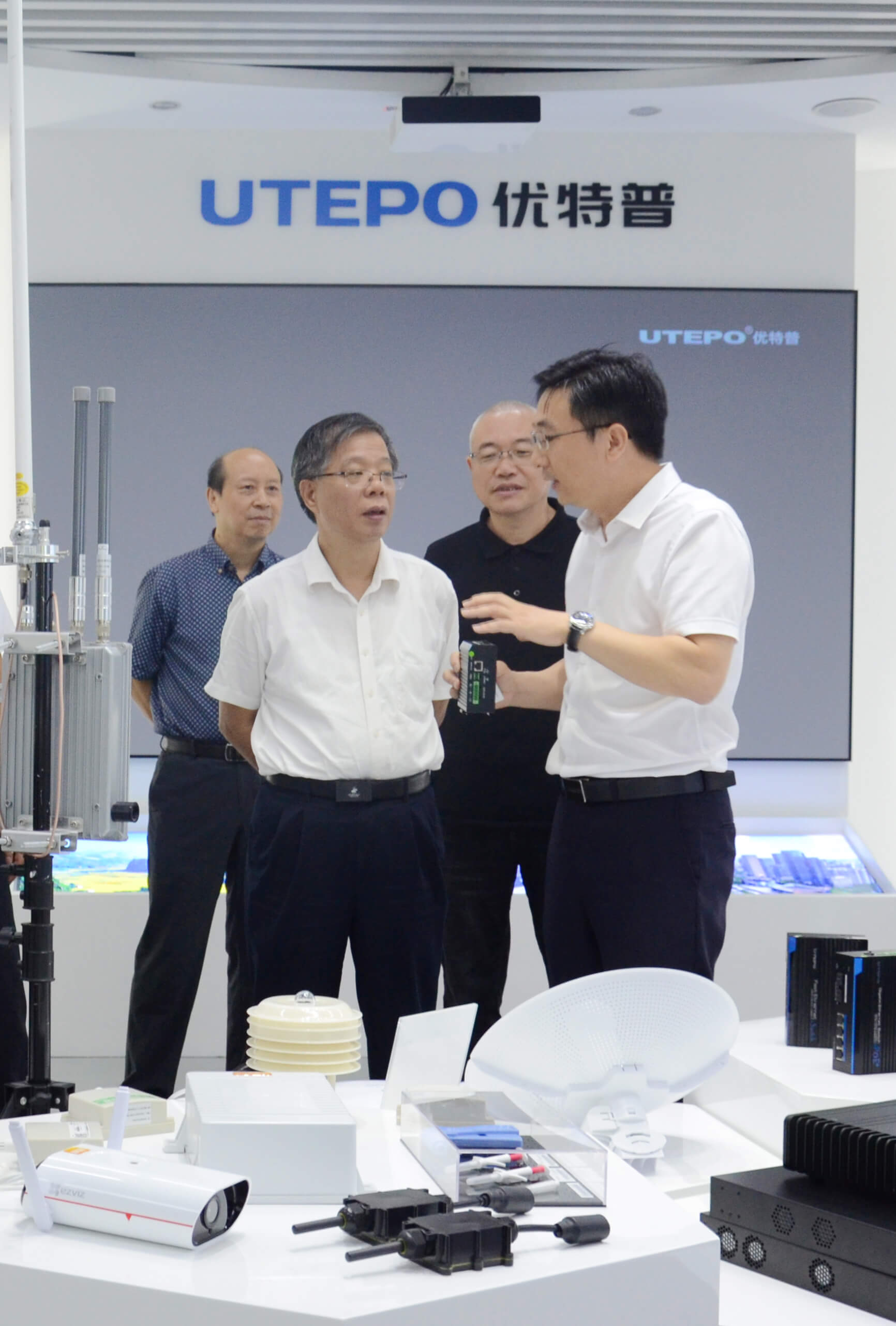 省工信廳廳長(zhǎng)涂高坤(前排左)、省統(tǒng)計(jì)局局長(zhǎng)楊新洪（后排右）、省政府研究室處長(zhǎng)吳玉明（后排左）與優(yōu)特普董事長(zhǎng)聶懷東親切交流