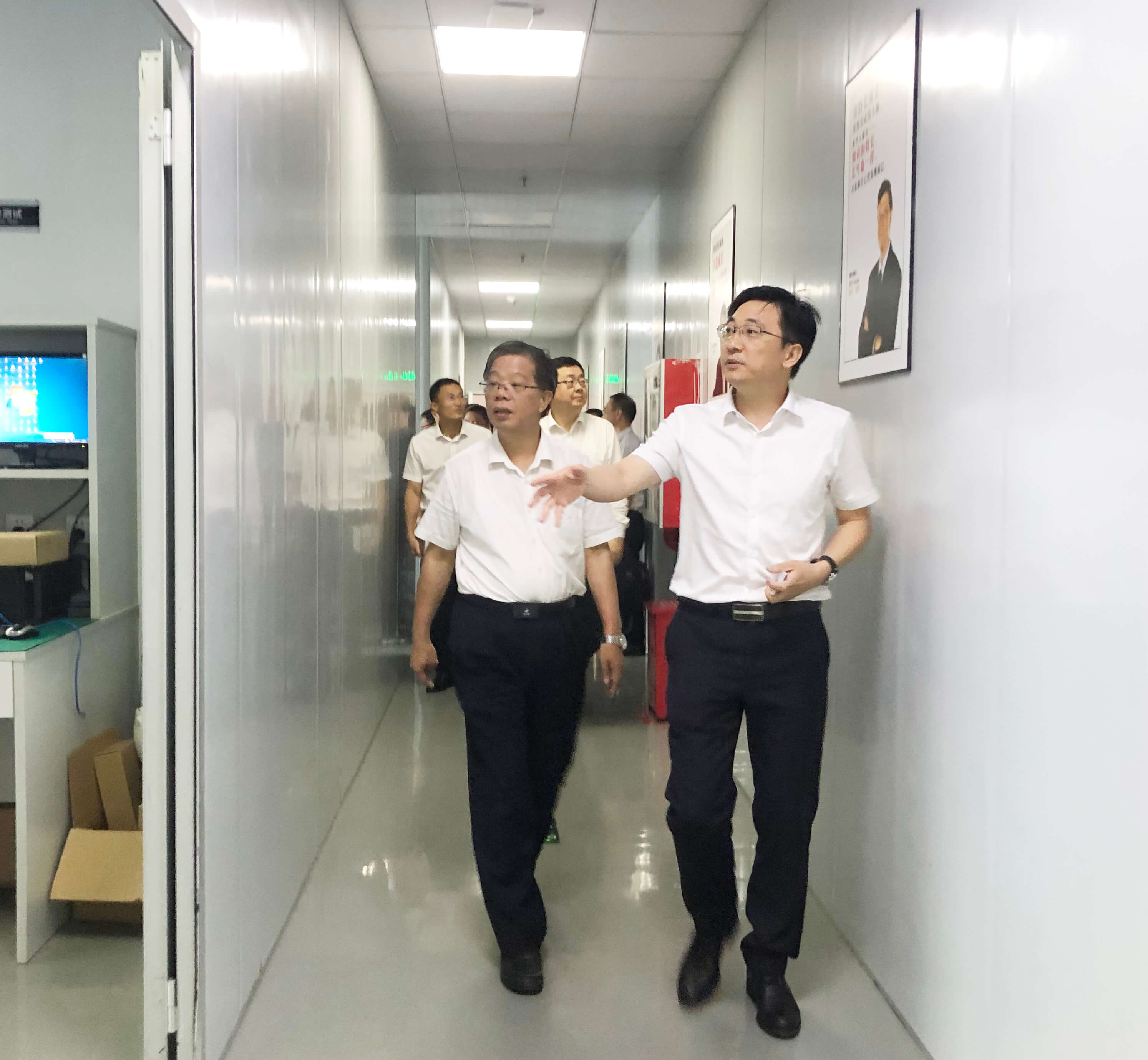 省工信廳調(diào)研組參觀優(yōu)特普PoE創(chuàng)新實(shí)驗(yàn)室